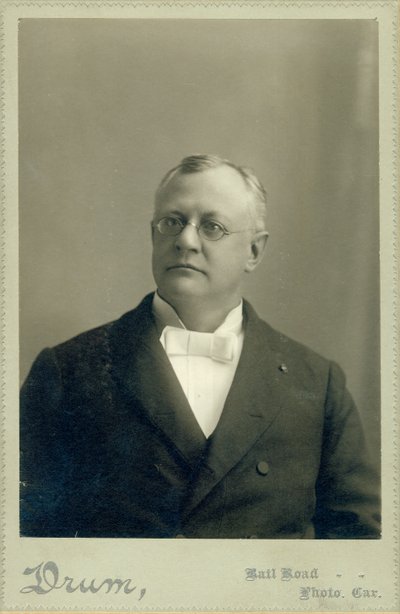 Portrait en buste de Clarence W. Backus portant un costume - Drum